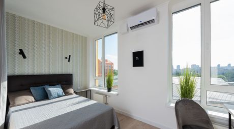 Egy darab split klíma telepítése világos hálószobában